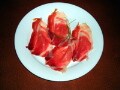 スペインの食卓を彩るイベリコ豚の生ハム