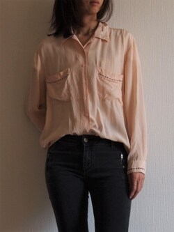 淡いピンクベージュのとろみシャツは万能 ゆるっとシルエットが可愛い この春も とろみシャツ でデキる女に見せちゃおう Naver まとめ
