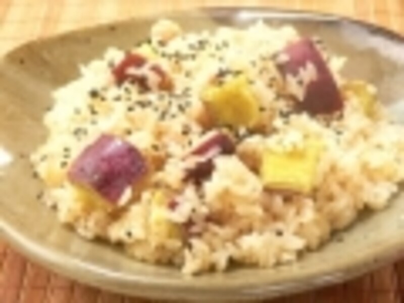 焼き芋ご飯のレシピ！さつまいもが香ばしい炊き込みご飯の作り方