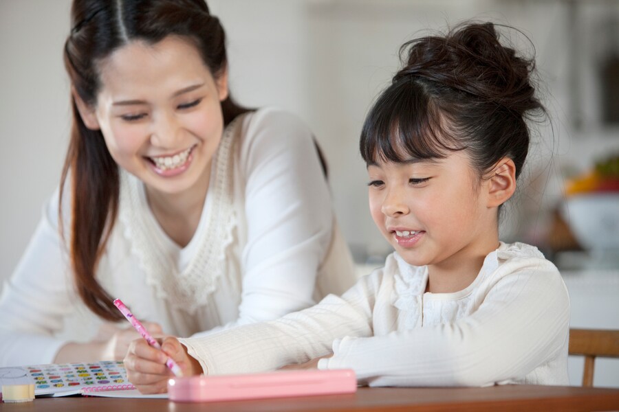 小学生の宿題をつきっきりで手伝うのはNG！自主性を育む親サポート