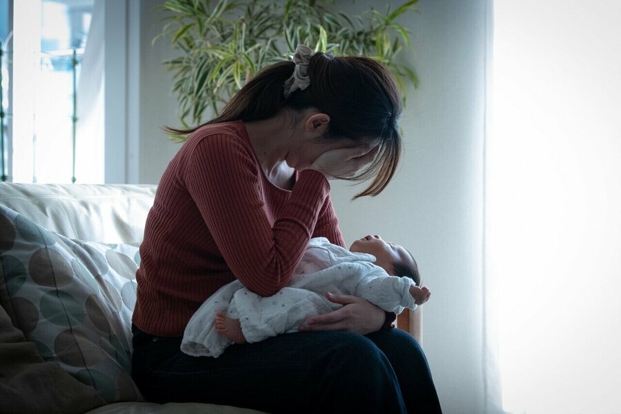 第三子を出産してすぐ、夫の社内不倫と、相手女性の妊娠が発覚。それでも夫婦関係の再構築を選択した女性の話