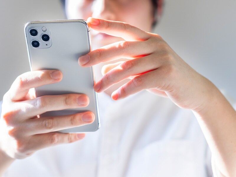 夫の“スマホいじり”が止まらない…食事中も旅行中もスマホ三昧で「尋常ではない感じがする」