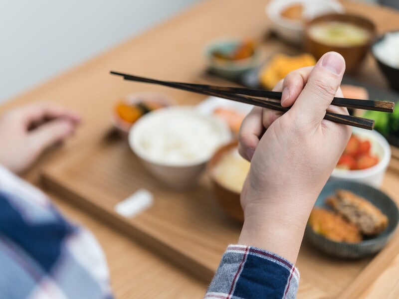 振り上げ箸など、NG箸使いを無意識にしていませんか？正しい使い方