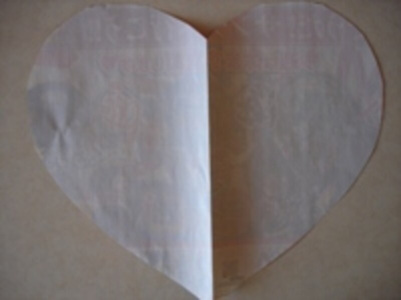 広げると大きなハートマークに。チラシならいくらでも描いてもいい。