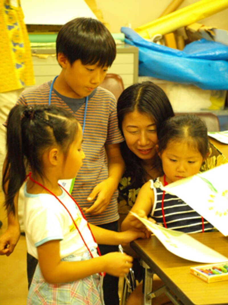 向日葵のつぼみが切り取られるという事件をテーマに、向日葵の茎の部分だけが描かれた絵を配り、そこに参加者それぞれが考える向日葵の花を描きました。