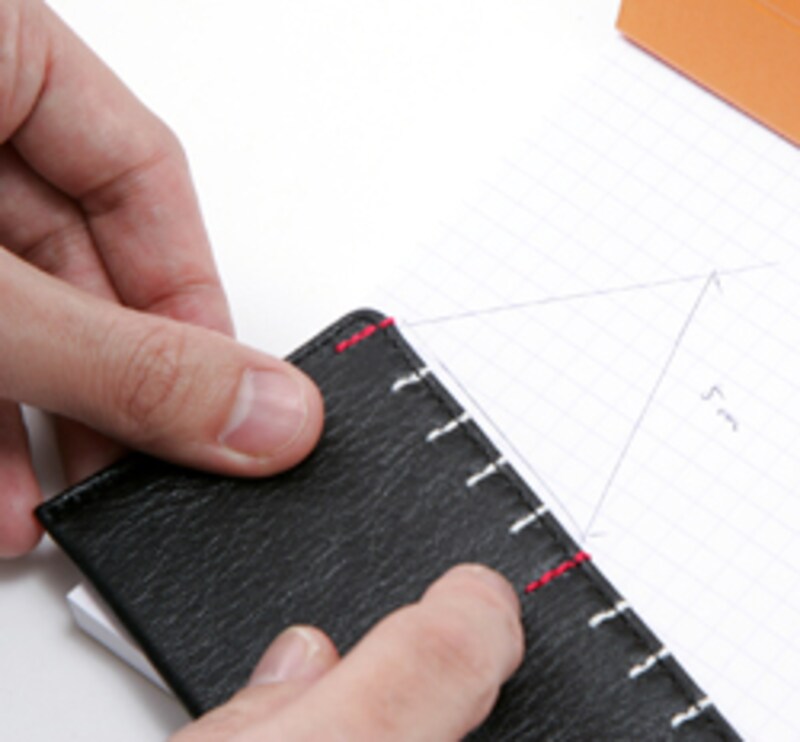 サイドの赤と白のカラーステッチは、1目盛り1センチ。皮革なので、曲面も測ることができます。