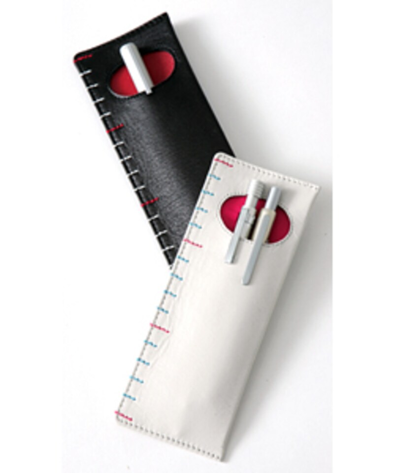 カラーバリエーションは黒と白の2色