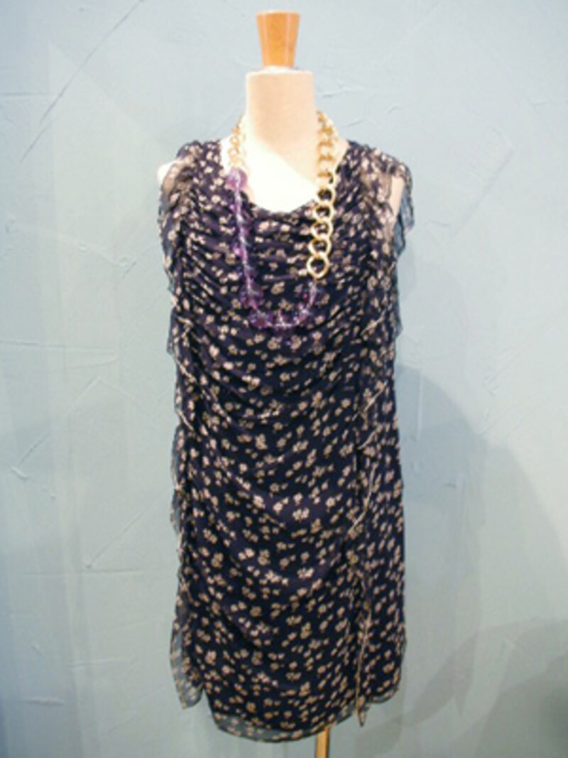 ワンピース:3.1 phillip lim(税込84,000円)、ネックレス:Florian(税込37,800円)