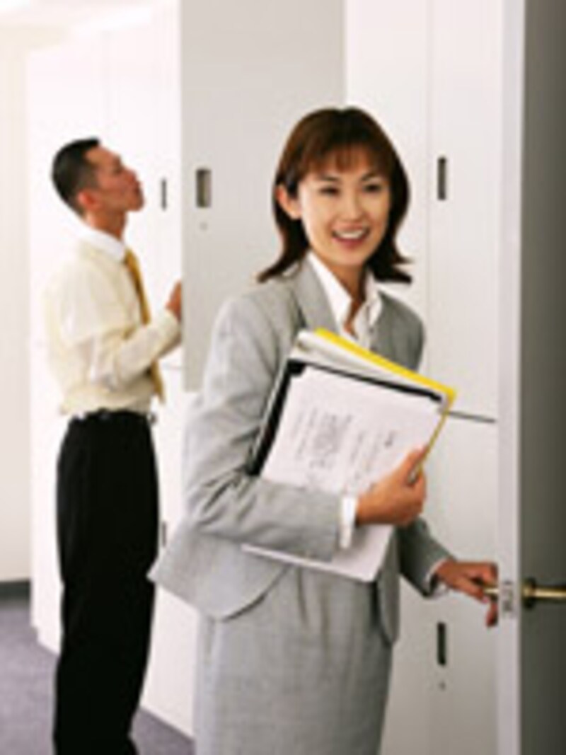 明るく色みのないニュートラルなグレーは、上品なイメージ。くせのない色なので、合わせる色によって、さまざまなイメージを演出することができるでしょう。