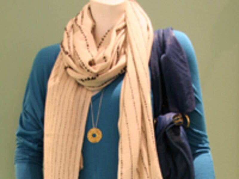 首にくるり!「ストール」で夏服を活性化!