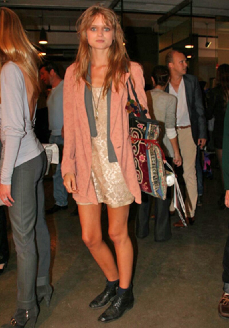 ピンク系ベージュ