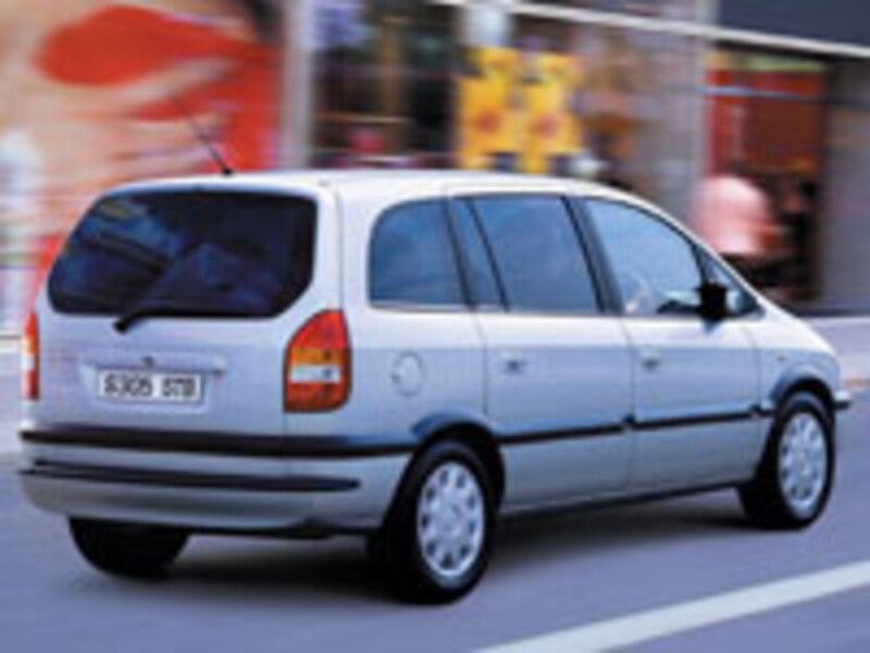 スバルトラヴィック リア