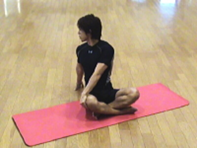 ねじりポーズ手順3