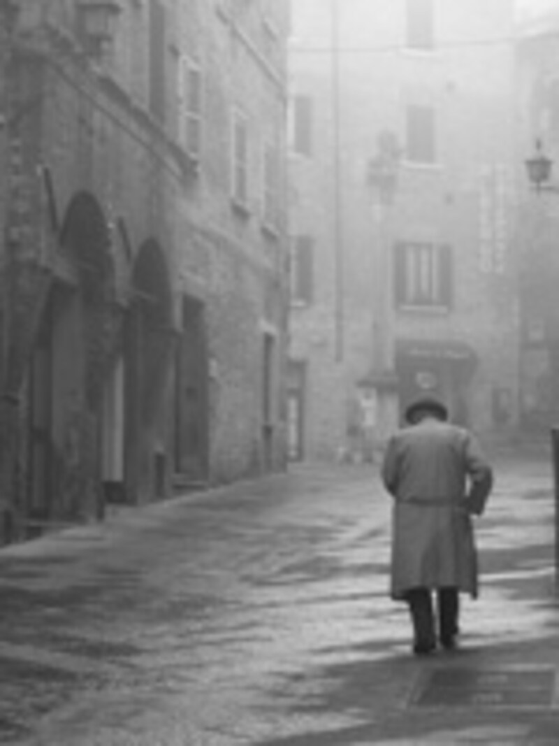 コート姿の男性