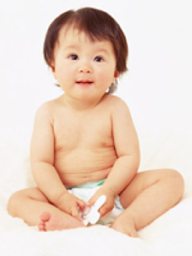 おむつ姿の赤ちゃん