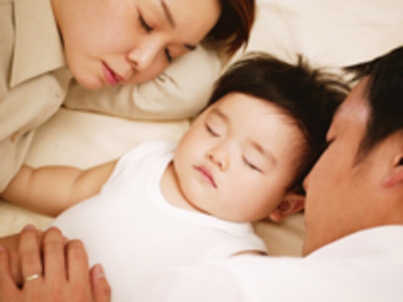 赤ちゃんと両親