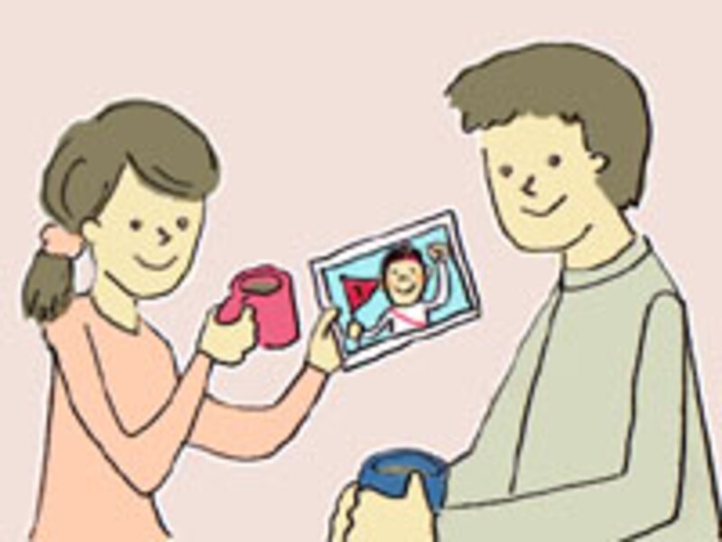 子どもの写真を見せて話しかけている母親