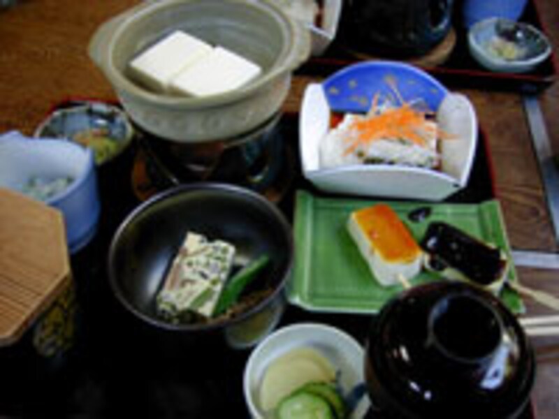 最後は、健康的豆腐料理で締め。珍しい料理が並ぶ