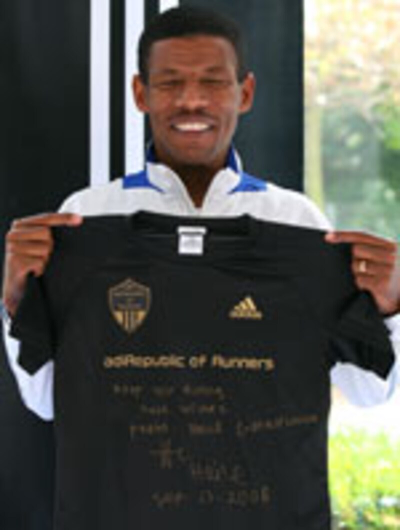 Tシャツには「Keep you running best,wishes. From HAILE GEBRSELASSIE sep.-27-2008」とある
