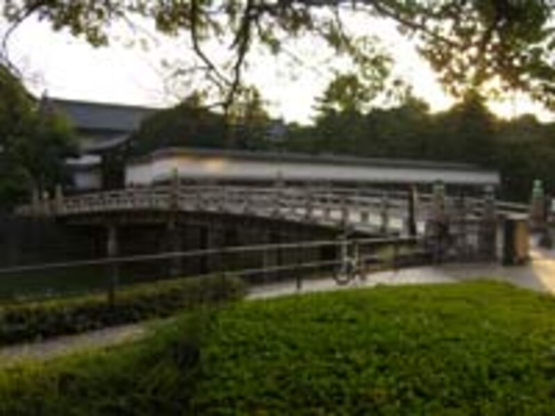 木橋と門が残る平川門。ゴミや死体など不浄のものを運び出したとか