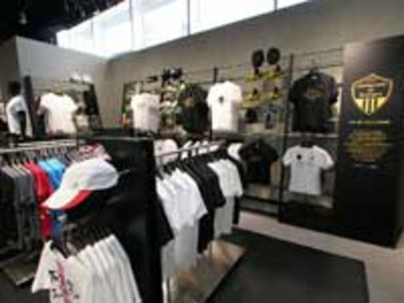 原宿店ならではの限定品や他のカテゴリーアイテムも目にできる