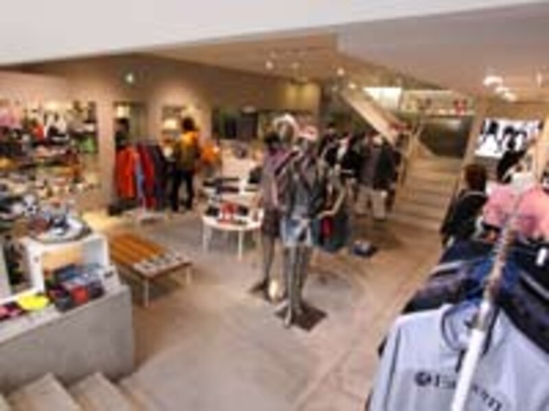 入口の階段を数段下りた1Fはレディズフロア。リゾートや街着にもしたいスポーツカジュアル製品がフロアの中央に。左手にはキッズコーナー