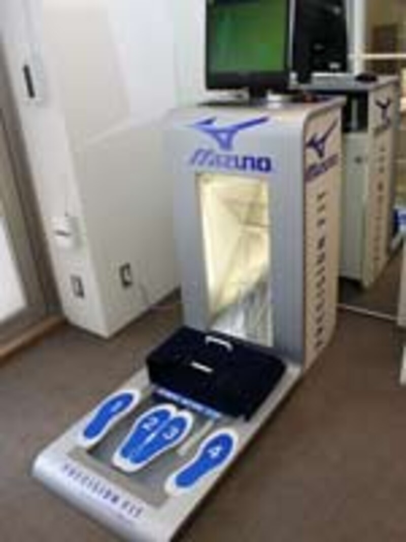 足型だけでなく、O脚、X脚もはっきり判ってしまう測定器