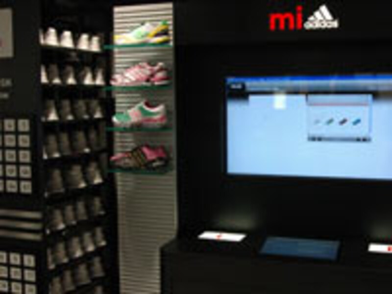 アディダスパフォーマンスセンター渋谷のmiadidasコーナー。左のロッカーを引き出すと足を合わせるモデルシューズがびっしりと入っている。カラーリングのサンプルシューズもみながら大型モニターで色を合わせていく