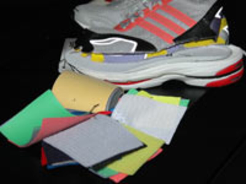 ソールやアッパー素材も選べる。色感もモニターとリアルでは異なるので、モニター上の感じはあくまでも全体的な感じをつかむために利用し、色味はカラーサンプルで確認を