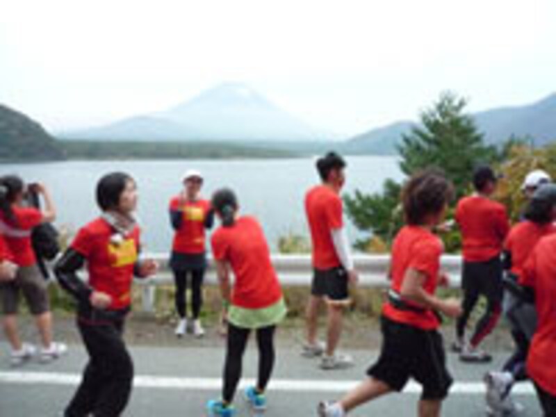 あちこちで記念撮影。こんな近くで富士山を見たのは初めてだった人も多かったのでは