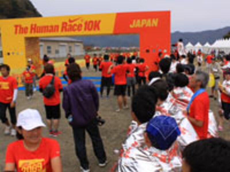 フィニッシュゲートで仲間の到着を待つ