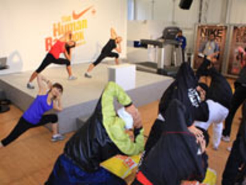 見事なボディを惜しげもなく動かして参加者を導いたアンジェラさんのダイナミックヨガ