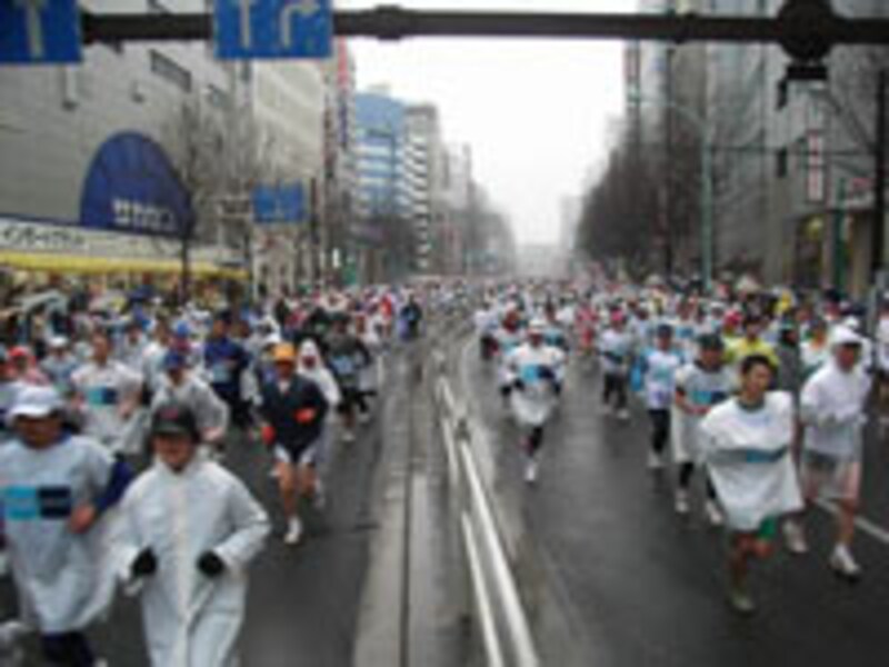 第一回の東京マラソン2007は2/18に開催。9時の気温が5.2度、15時が8.7度。雨。風速3.9～7.6の強い風が吹いていた。配布されたビニール袋をゴールまで被り続けたランナーも多かった