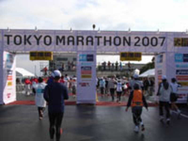 雨中にスタートした東京マラソン2007だったが、ゴール時には薄日もさす天気に回復していた