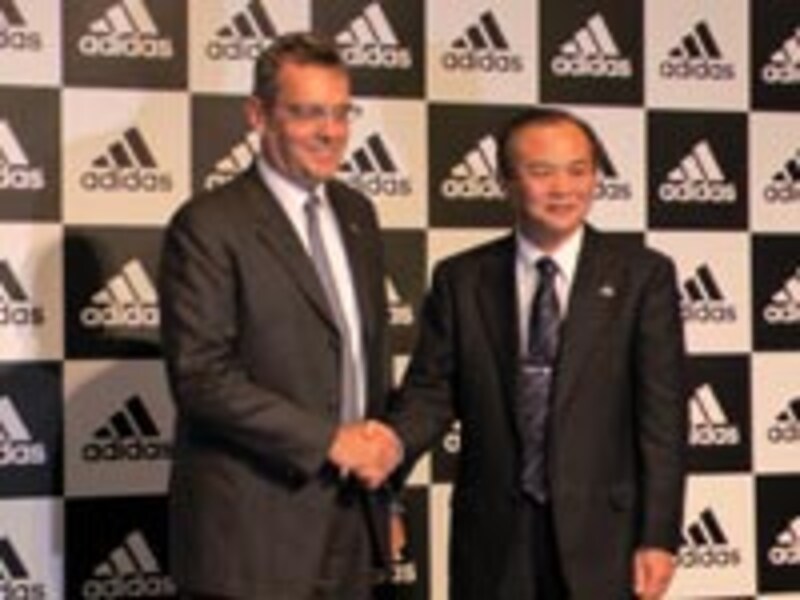 アディダス ジャパン代表取締役 パスカル・マルタン氏と専属契約を締結した三村仁司氏