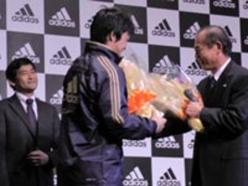 ヤクルトの青木宣親選手から花束を受ける。左は谷口浩美監督