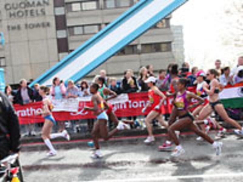 トップ集団の約20km地点通過。小崎選手は後ろから2番目の好位置に付けていた