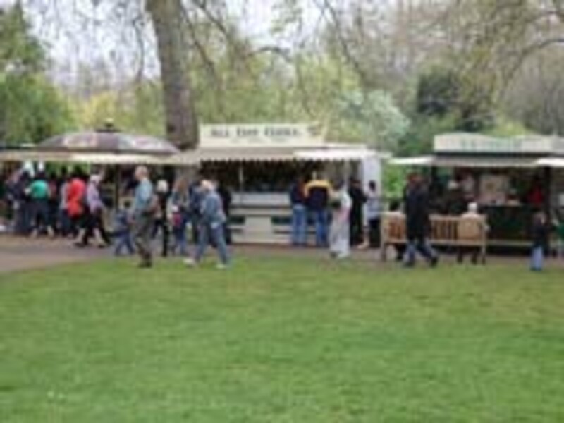 公園ではとりあえず屋台でお腹をなだめる