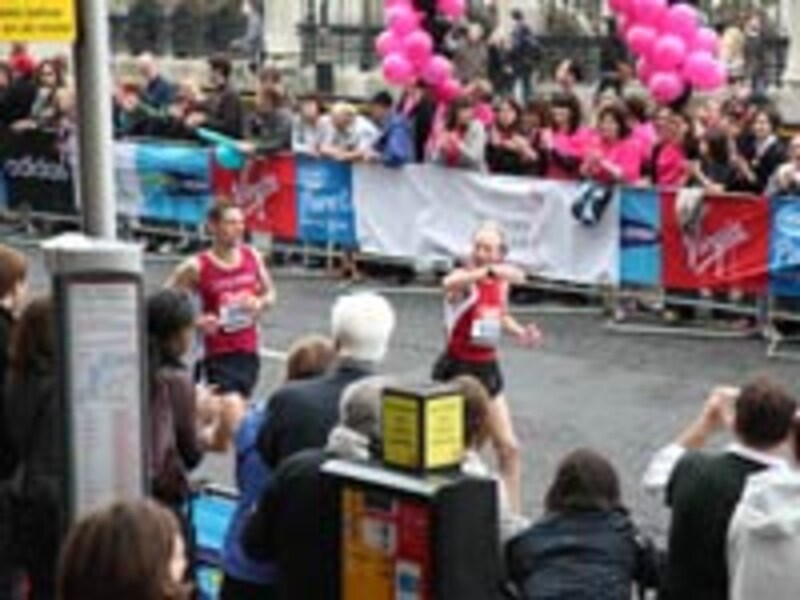 「拍手がすくないぞ」とオベーションを催促。このランナー50-54歳カテゴリーで2位、2:39:32秒の強者。余裕あります