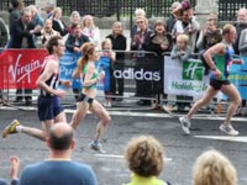 速い女性ランナーもかなりいる。このランナーのゴールは2時間40分くらい