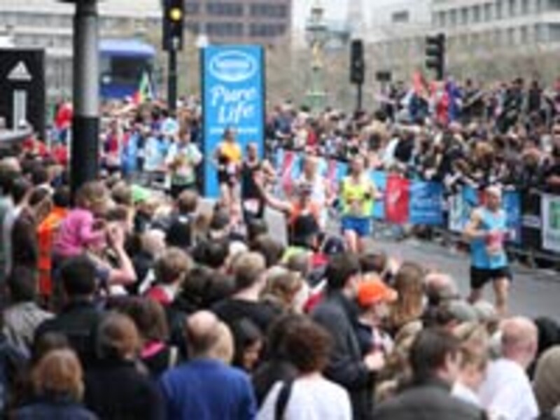 両側の観客が迫ってくるように感じられる大観衆