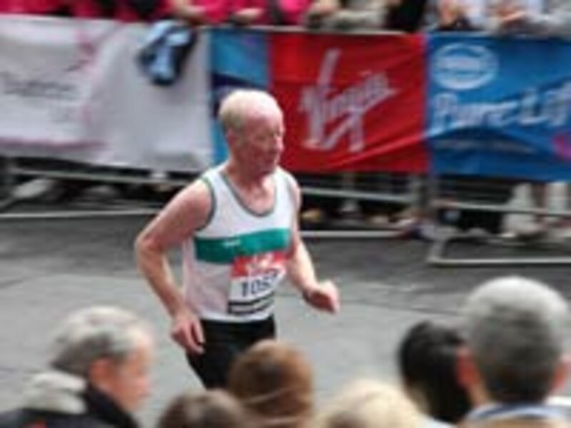 おじいちゃんランナーなどとバカにしてはいけません。アンソニー・ガスケルさんは65-69歳カテゴリーで1位、記録は3:05:13!