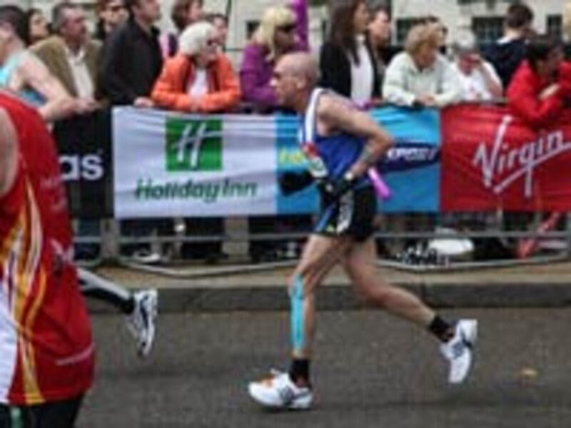 若い者に負けちゃいられない豪快ストライド走法