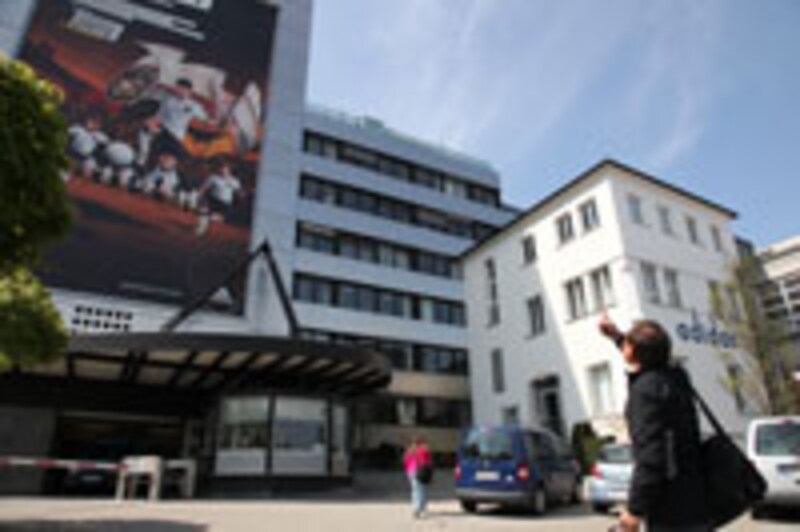 旧本社棟(右)や話題になったこともある大ポスター