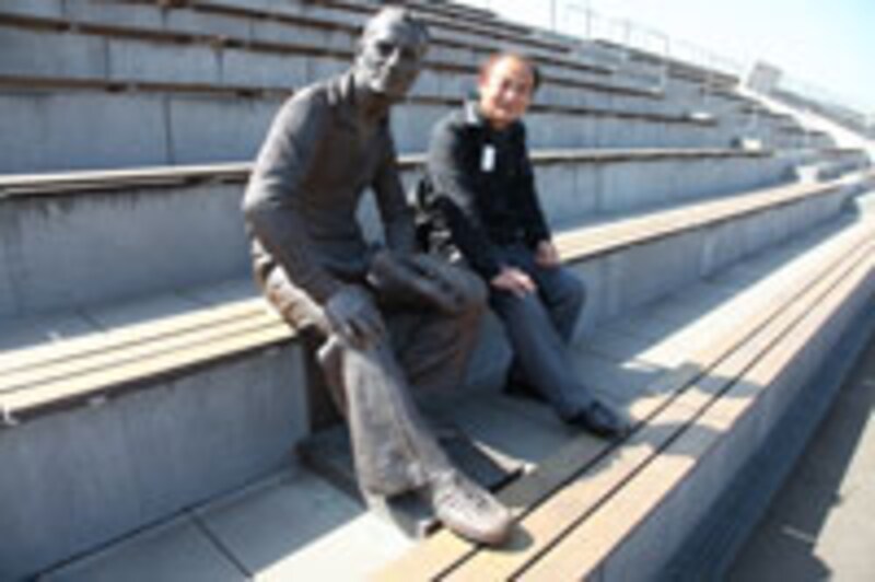 アディダスラー像と並んで、少し面はゆいような表情