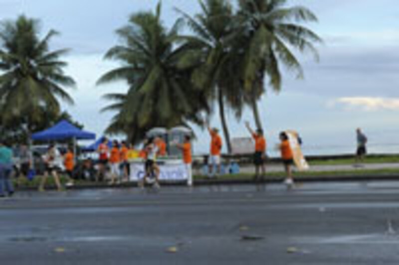 コースはシーサイド。潮風を受けながらサンゴ礁の海を見て走る。 写真提供：グアム政府観光局