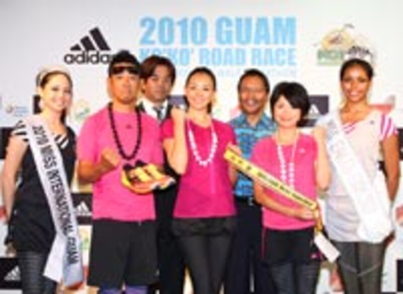 SHIHOさんを中心にしたTeam adidas “BE FASTER”の面々。大会では左右に立つミス グアムが完走メダルをかけてくれる