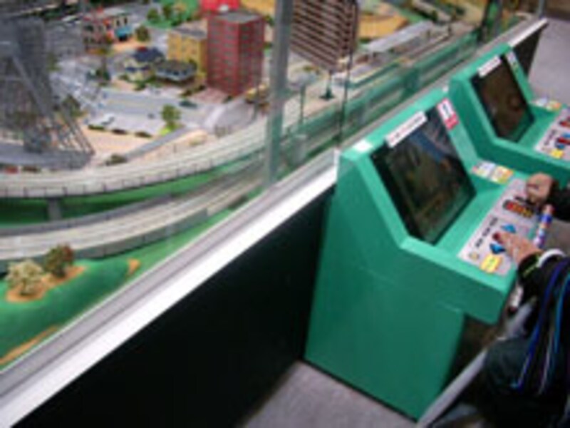 会場内・ホープブースの鉄道ゲーム></td></tr>会場では子供だけでなく大人にも好評だったホープの鉄道ゲームそのほか、会場で気になったのは、ホープが参考出展した鉄道ゲーム。巨大なジオラマ上を走る鉄道模型にはカメラが搭載されており、この鉄道模型を操作するコントローラー上部の画面には運転主視線の映像が表示されます。<br><br>参考出展で具体的な製品化の予定がなく、設置スペースも大きくとるので実際に楽しめるようになるかはわかりませんが、個人的には是非、製品化して頂きたいところ。ともあれ、こうした世に出るかどうかわからない参考出展のゲームが楽しめるのも、こうした展示会の魅力のひとつです。<br><br>以上、ざっと気になったものや、来場者から注目を集めたものをご紹介してきました。今後、当ガイドサイト記事でも、今回ご紹介しましたゲームをより詳しくご紹介していきますので、お楽しみに。<br><br><span class=