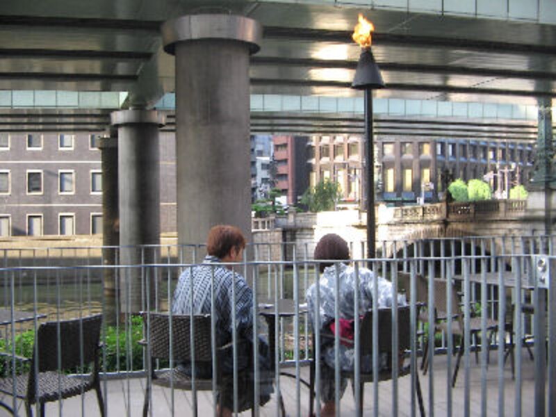 秋の夜長はテラス席!