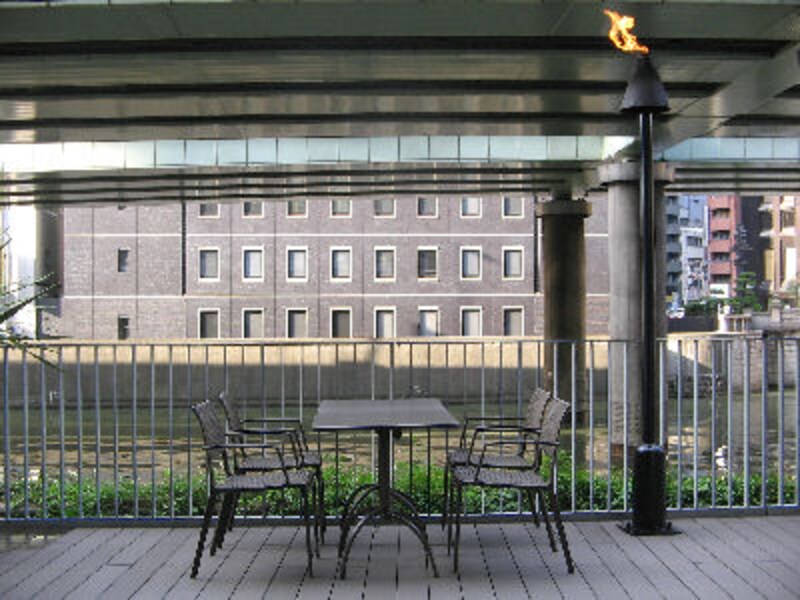 秋の夜長はテラス席!